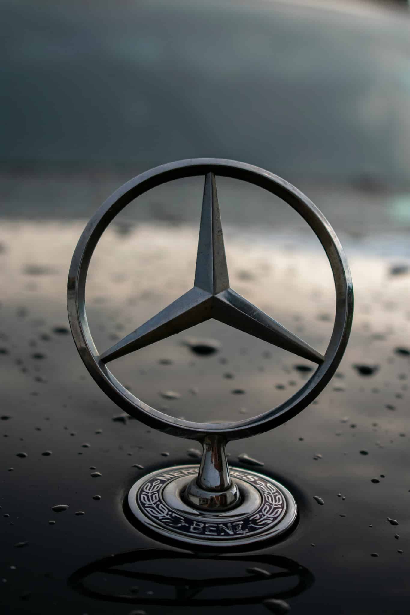 Mercedes-Benz bonnet emblem with raindrops